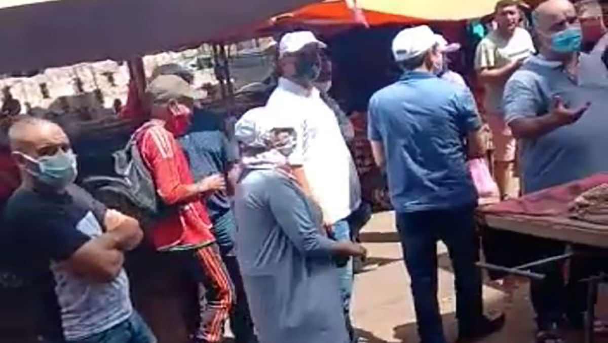 مواطنون يستقبلون أمين عام حزب بالاحتجاج في أول أيام الحملة الانتخابية缩略图