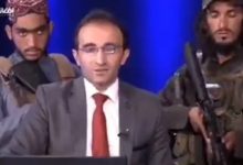 مشهد صادم… عناصر طالبان يحملون السلاح خلف مذيع على الهواء缩略图