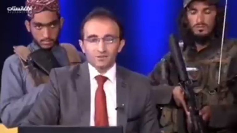 مشهد صادم… عناصر طالبان يحملون السلاح خلف مذيع على الهواء