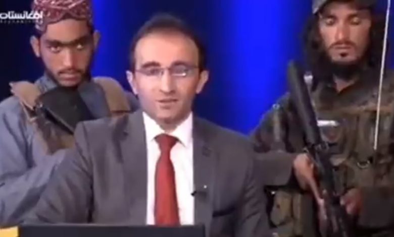 مشهد صادم… عناصر طالبان يحملون السلاح خلف مذيع على الهواء缩略图 مشهد صادم… عناصر طالبان يحملون السلاح خلف مذيع على الهواء缩略图