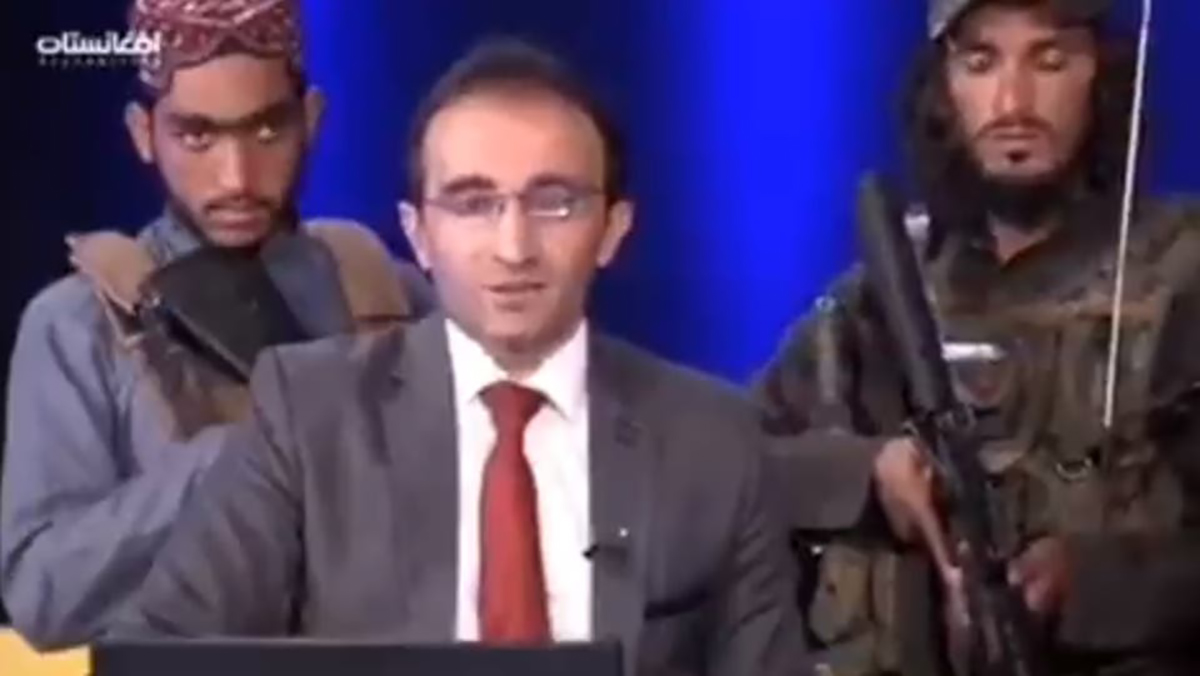 مشهد صادم… عناصر طالبان يحملون السلاح خلف مذيع على الهواء缩略图