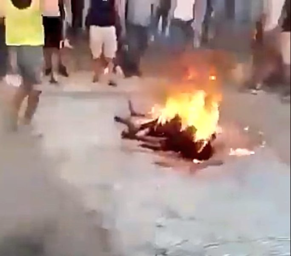 في غياب تام للدولة الجزائرية المواطنون يصدرون وينفذون حكما ميدانيا على شاب بالحرق حيا插图