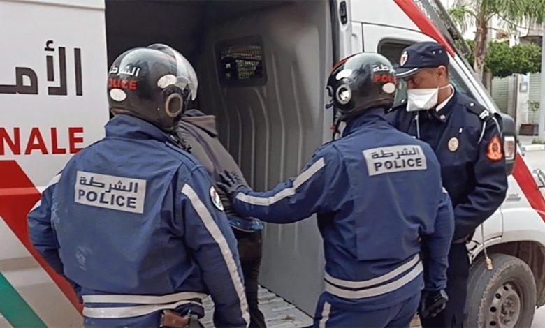 بينهما شرطي .. “الديستي” تطيح بشبكة اختطفت شخصا وطالبت بفدية缩略图 بينهما شرطي .. “الديستي” تطيح بشبكة اختطفت شخصا وطالبت بفدية缩略图