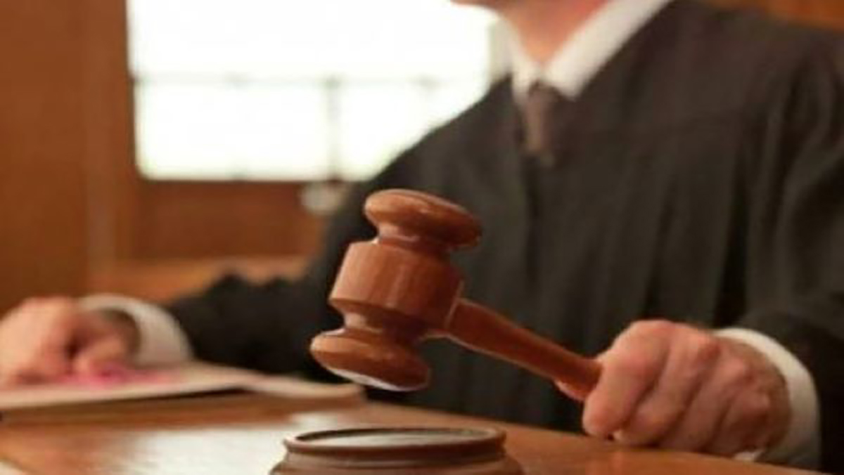 التحقيق في استفادة زعيم عصابة من السراح بناء على وثيقة مزورة缩略图