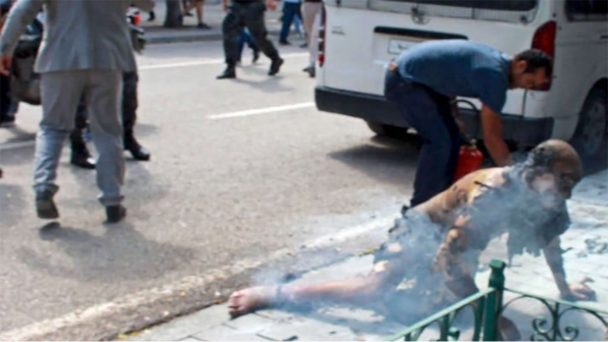 واقعة “البوعزيزي” تتكرر ..شاب يحرق نفسه وسط العاصمة التونسية缩略图