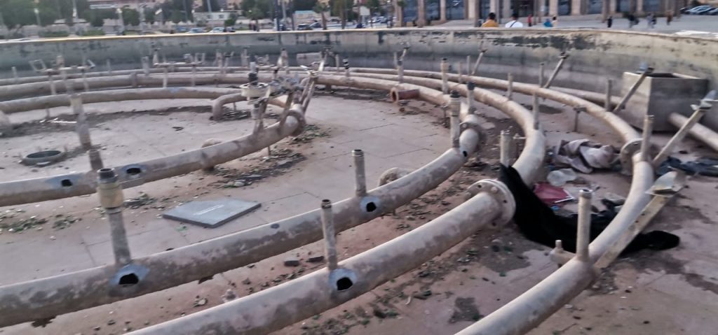 وجدة التي نريد بعدسة منير حموتي: بعد كشف الحالة المزرية لساحة 3 مارس، شركة SOS تستجيب وتنظفها插图1