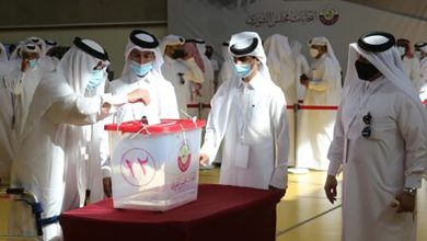 القطريون يدلون بأصواتهم لاختيار ممثليهم في أو ل مجلس شورى منتخب缩略图