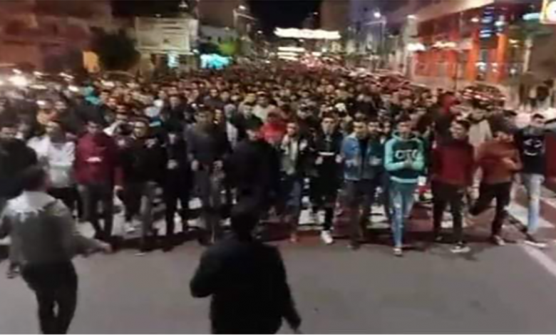طلبة فاس يخرجون في مسيرة ليلية احتجاجا على شروط اجتياز مباراة التعليم缩略图 طلبة فاس يخرجون في مسيرة ليلية احتجاجا على شروط اجتياز مباراة التعليم缩略图