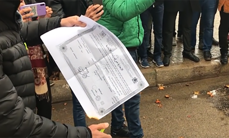 عاطلون يحرقون نسخا من شهاداتهم أمام أكاديمية مكناس缩略图 عاطلون يحرقون نسخا من شهاداتهم أمام أكاديمية مكناس缩略图