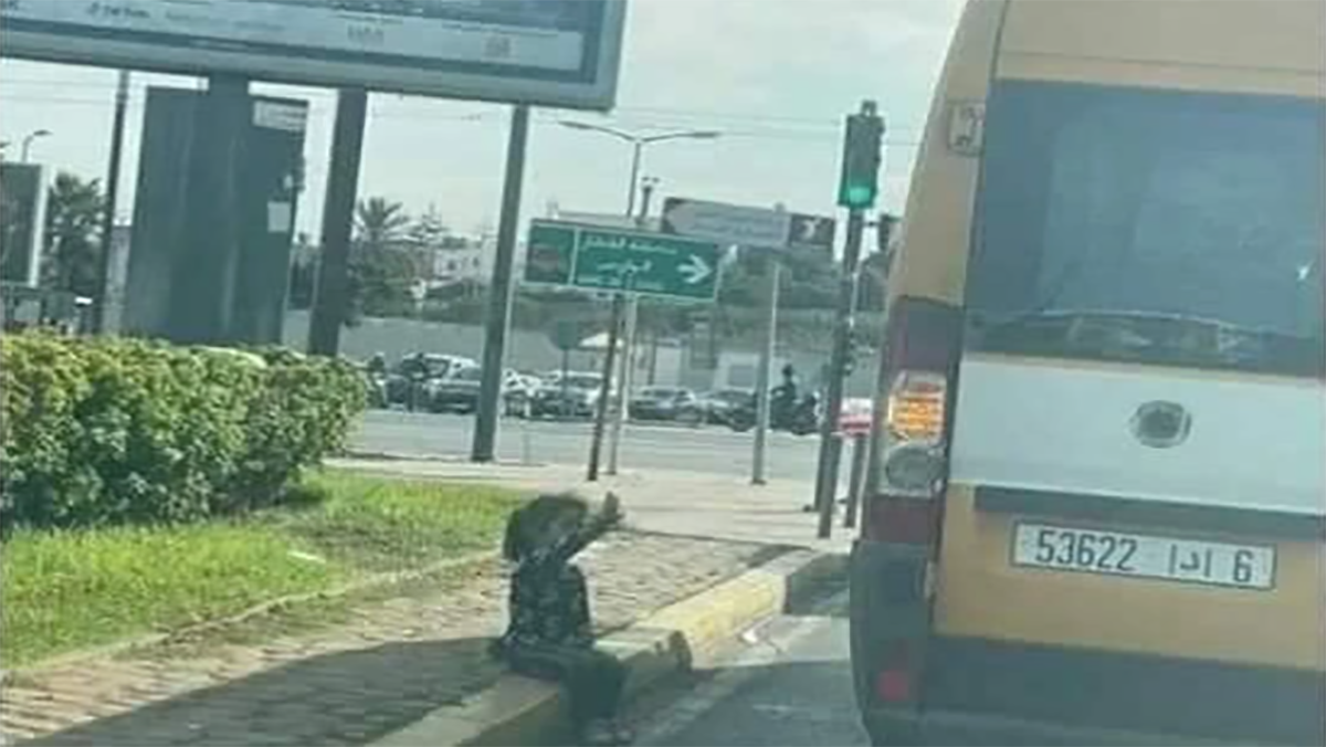 نقابي يتكفل بالمصاريف الدراسية للطفلة التي تلوح لحافلة النقل المدرسي缩略图