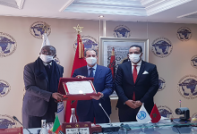 الداكي يتسلم درع المؤسسة الديبلوماسية في لقاء جمعه بالسفراء ورؤساء البعثات الأجنبية缩略图