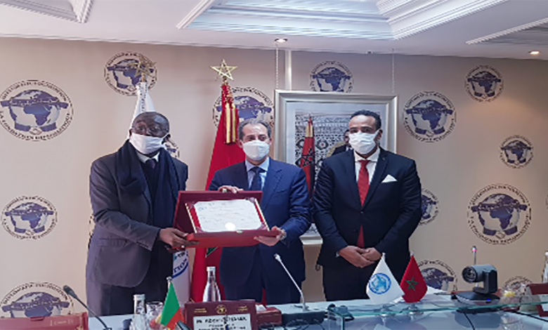 الداكي يتسلم درع المؤسسة الديبلوماسية في لقاء جمعه بالسفراء ورؤساء البعثات الأجنبية缩略图 الداكي يتسلم درع المؤسسة الديبلوماسية في لقاء جمعه بالسفراء ورؤساء البعثات الأجنبية缩略图