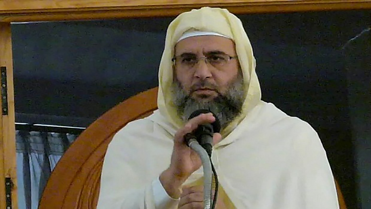 الشؤون الإسلامية تنهي مهام خطيب لخوضه في السياسة عبر “الفايسبوك”缩略图