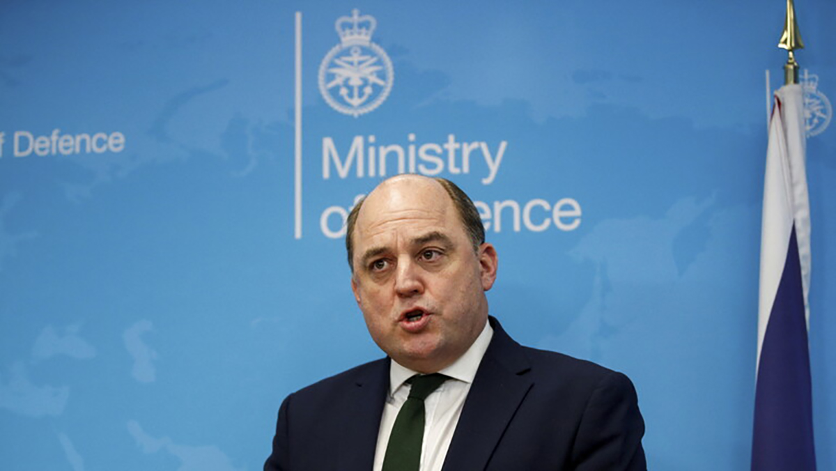 فضح أوراق بلاده ضد روسيا.. لندن تطالب يوتيوب بحذف حديث وزير دفاعها مع “مخادعين” روسيين缩略图