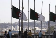 تقرير: جزائريون يستقبلون رمضان بطوابير طويلة من أجل الحصول على مواد غذائية缩略图