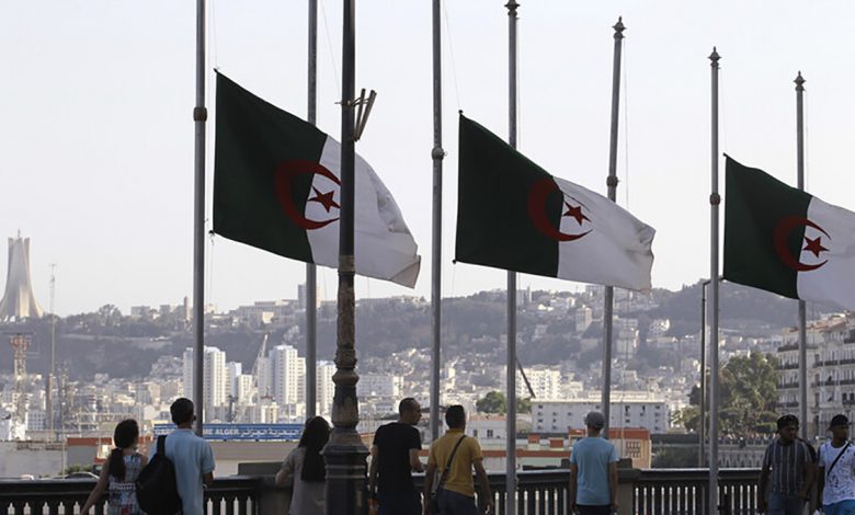 تقرير: جزائريون يستقبلون رمضان بطوابير طويلة من أجل الحصول على مواد غذائية缩略图 تقرير: جزائريون يستقبلون رمضان بطوابير طويلة من أجل الحصول على مواد غذائية缩略图