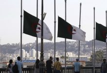 الجزائر.. حشود من الطلبة يهاجمون أساتذتهم بـ”البيض والحجارة” في آخر يوم دراسي缩略图