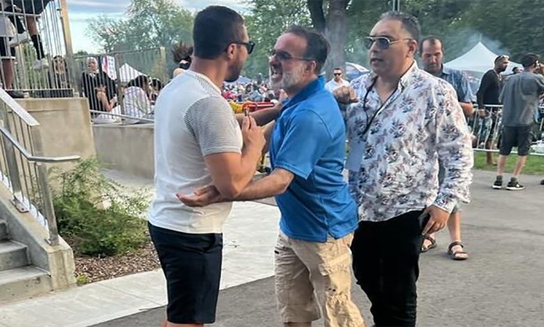 الشرطة الكندية تعتقل زكرياء المومني بعد أن قام بالاعتداء على مواطنين مغاربة كانوا يحتفلون بعيد العرش + فيديو缩略图 الشرطة الكندية تعتقل زكرياء المومني بعد أن قام بالاعتداء على مواطنين مغاربة كانوا يحتفلون بعيد العرش + فيديو缩略图