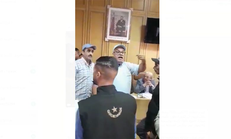 سائقو الطاكسيات “والله ما مفاكين معاكم” الكلام موجه لاعضاء مجلس جماعة وجدة – فيديو-缩略图 سائقو الطاكسيات “والله ما مفاكين معاكم” الكلام موجه لاعضاء مجلس جماعة وجدة – فيديو-缩略图