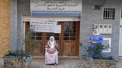 أرملة بالحسيمة تعتصمُ أمام مقر فرع الجمعية المغربية لحقوق الانسان للمطالبة بمُستحقّات الكراء缩略图