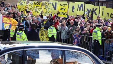 “لست ملكنا”.. متظاهرون بريطانيون يستقبلون الملك تشارلز وزوجته بلافتات ساخطة缩略图