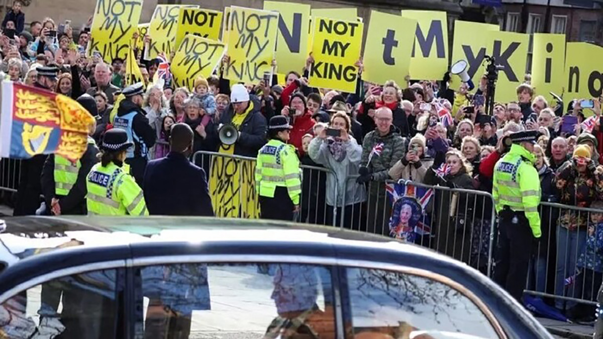 “لست ملكنا”.. متظاهرون بريطانيون يستقبلون الملك تشارلز وزوجته بلافتات ساخطة缩略图