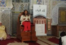 امرأة تعتلي منبر مسجد بمدينة فاس مكشوفة الشعر: رمز للتحرر أم تحدٍّ للتقاليد缩略图