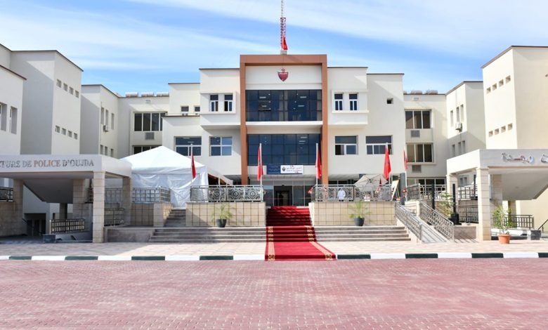 شخص في حالة غير عادية يعتدي على موظف شرطة باستعمال السلاح الأبيض缩略图 شخص في حالة غير عادية يعتدي على موظف شرطة باستعمال السلاح الأبيض缩略图