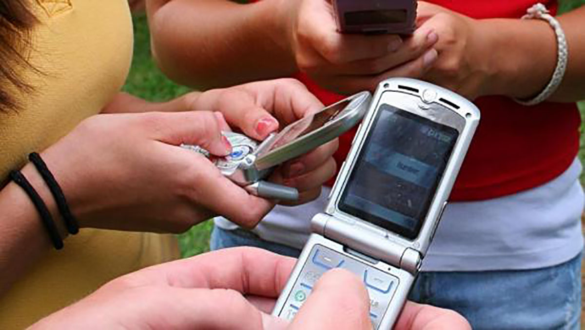 زعيم الحزب الشيوعي الفرنسي يدعو إلى إغلاق وسائل التواصل الاجتماعي في البلاد缩略图