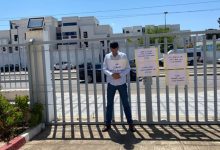 استاذ جامعي يعتصم أمام قطاع التواصل بسبب حرمانه من خدمات الأعمال الاجتماعية缩略图