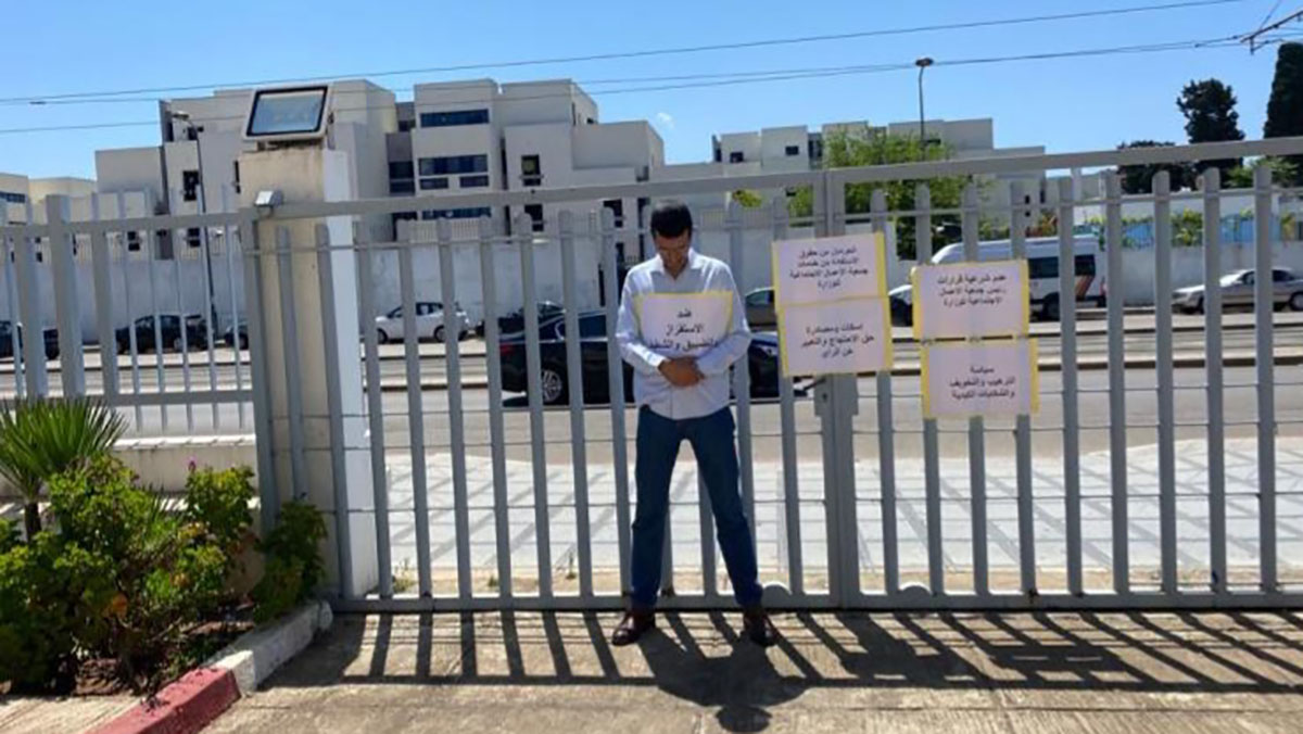 استاذ جامعي يعتصم أمام قطاع التواصل بسبب حرمانه من خدمات الأعمال الاجتماعية缩略图