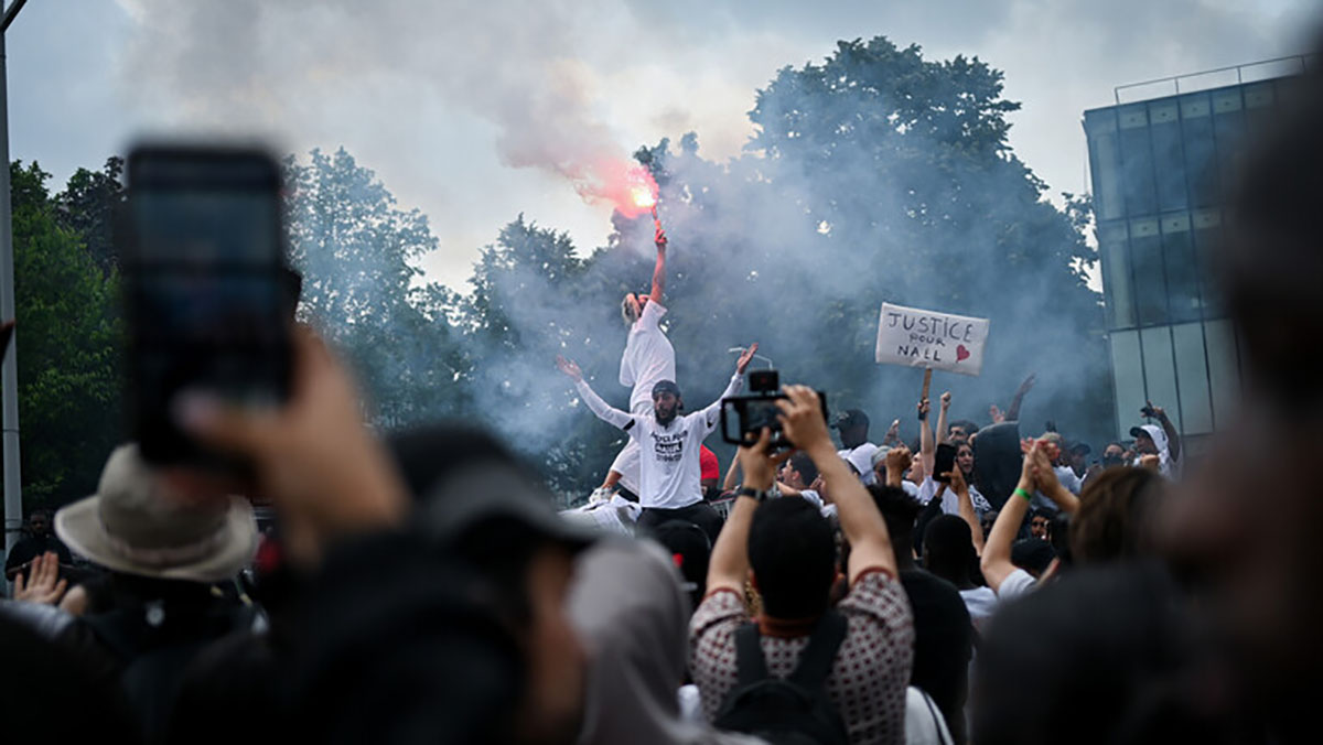 الحكومة الفرنسية تدرس كل الاحتمالات بما فيها فرض حالة الطوارئ缩略图