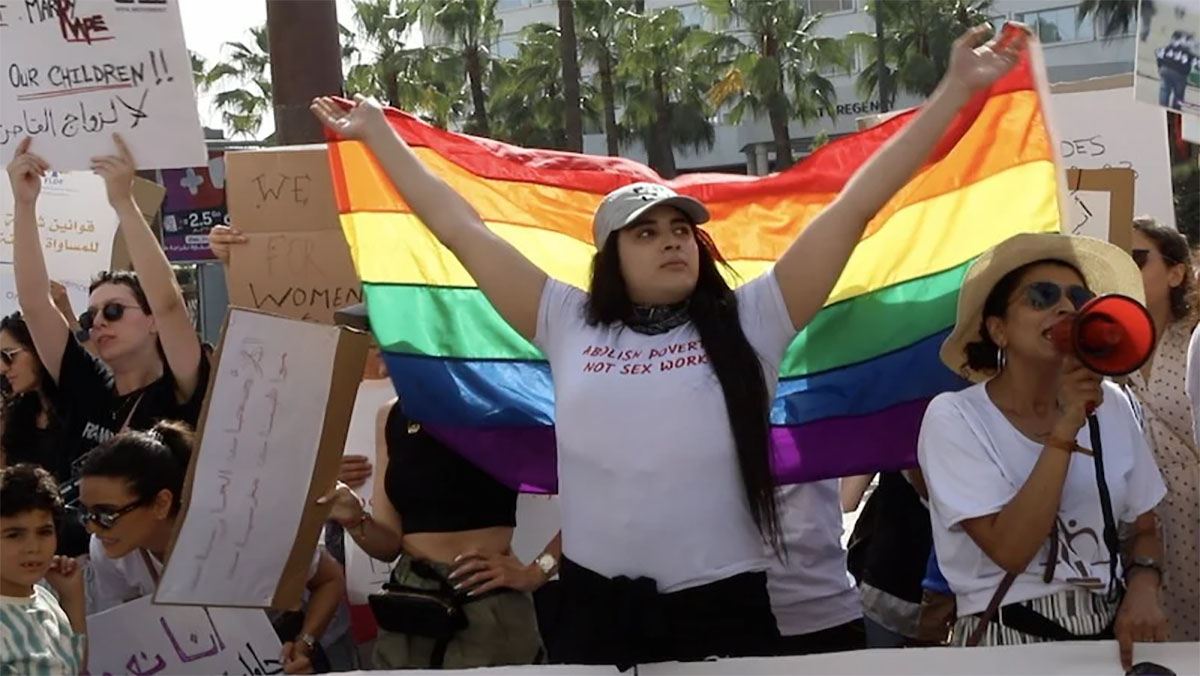 رفع “علم المثليين” بوقفة احتجاجية بالبيضاء يثير السخط缩略图