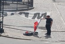 بعد السويد.. متطرفون في الدنمارك يحرقون نسخة من القرآن أمام سفارة العراق في كوبنهاغن缩略图 بعد السويد.. متطرفون في الدنمارك يحرقون نسخة من القرآن أمام سفارة العراق في كوبنهاغن缩略图