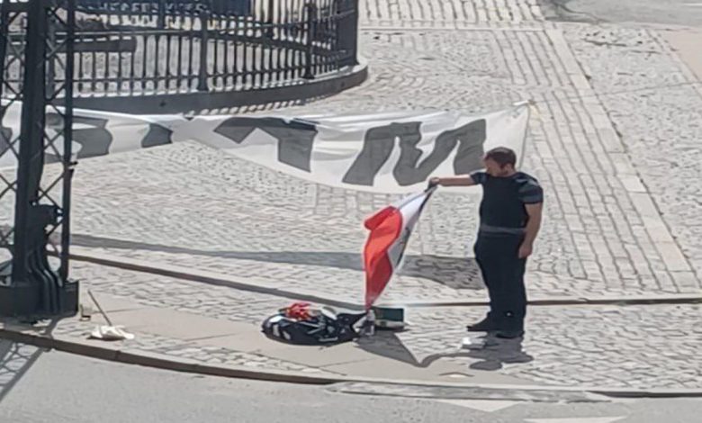 بعد السويد.. متطرفون في الدنمارك يحرقون نسخة من القرآن أمام سفارة العراق في كوبنهاغن缩略图 بعد السويد.. متطرفون في الدنمارك يحرقون نسخة من القرآن أمام سفارة العراق في كوبنهاغن缩略图