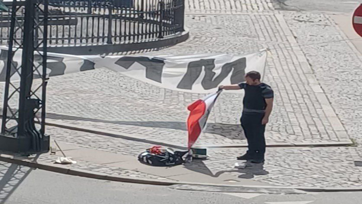 بعد السويد.. متطرفون في الدنمارك يحرقون نسخة من القرآن أمام سفارة العراق في كوبنهاغن缩略图