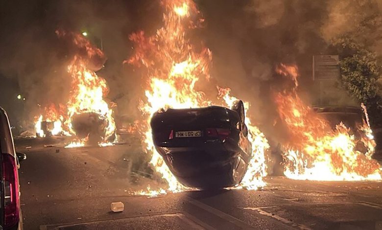 النيران تلتهم أكثر من 1300 سيارة و 234 مبنى الليلة الماضية في فرنسا缩略图 النيران تلتهم أكثر من 1300 سيارة و 234 مبنى الليلة الماضية في فرنسا缩略图