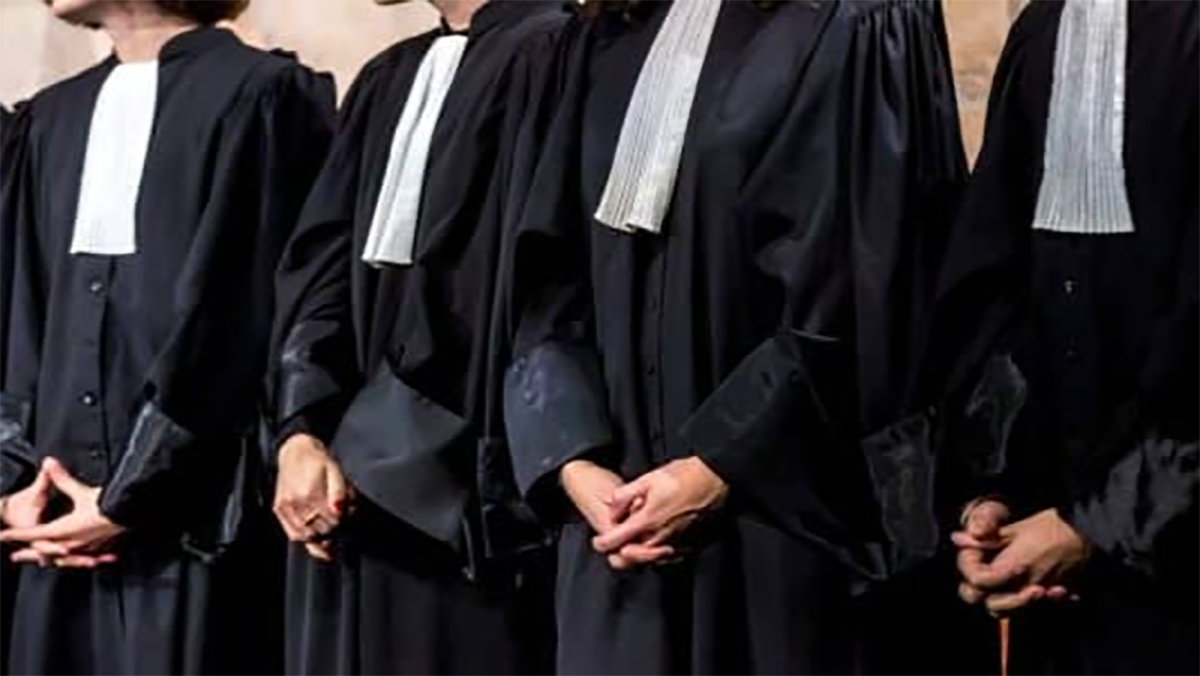 ماذا يقع في البيت الداخلي لأصحاب البدل السوداء؟缩略图