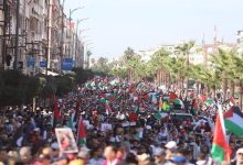 آلاف المغاربة يخرجون في مسيرة بالبيضاء تضامنا مع فلسطين缩略图 آلاف المغاربة يخرجون في مسيرة بالبيضاء تضامنا مع فلسطين缩略图