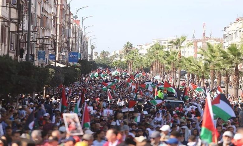 آلاف المغاربة يخرجون في مسيرة بالبيضاء تضامنا مع فلسطين缩略图 آلاف المغاربة يخرجون في مسيرة بالبيضاء تضامنا مع فلسطين缩略图