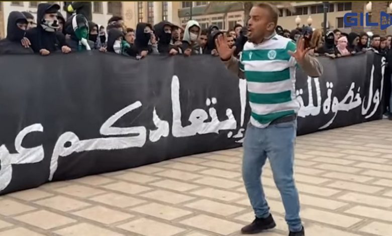محبو المولودية الوجدية لكرة القدم يحتجون على الوضع المتردي الذي يعرفه الفريق +فيديو缩略图 محبو المولودية الوجدية لكرة القدم يحتجون على الوضع المتردي الذي يعرفه الفريق +فيديو缩略图