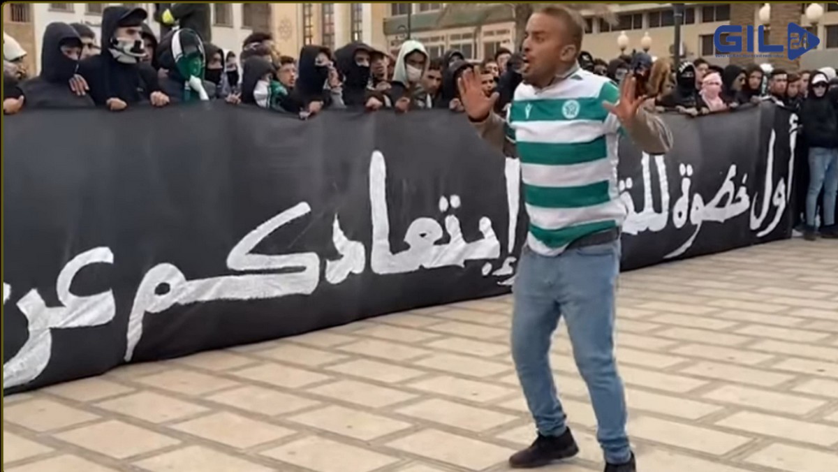 محبو المولودية الوجدية لكرة القدم يحتجون على الوضع المتردي الذي يعرفه الفريق +فيديو缩略图