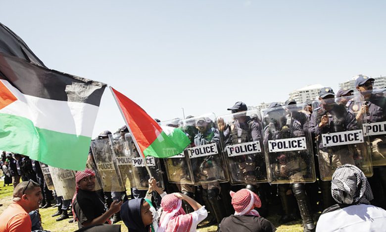 توتر في جنوب إفريقيا اثر تظاهرتين إحداهما لمساندة فلسطين والأخرى لدعم الإسرائيليين缩略图 توتر في جنوب إفريقيا اثر تظاهرتين إحداهما لمساندة فلسطين والأخرى لدعم الإسرائيليين缩略图