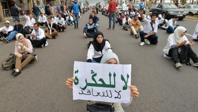 الحكومة تُجمد العمل بالنظام الأساسي الجديد وتوقف الاقتطاعات缩略图