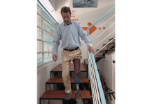 اللاعب مصطفى طاهري يثبيت رجل اصطناعية.缩略图