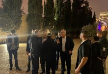 مستوطنون يعتدون على رئيس لجنة المتابعة العليا وأعضاء “الكنيست” بالمحكمة العليا (فيديو)缩略图 مستوطنون يعتدون على رئيس لجنة المتابعة العليا وأعضاء “الكنيست” بالمحكمة العليا (فيديو)缩略图