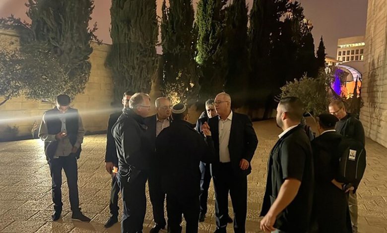 مستوطنون يعتدون على رئيس لجنة المتابعة العليا وأعضاء “الكنيست” بالمحكمة العليا (فيديو)缩略图 مستوطنون يعتدون على رئيس لجنة المتابعة العليا وأعضاء “الكنيست” بالمحكمة العليا (فيديو)缩略图