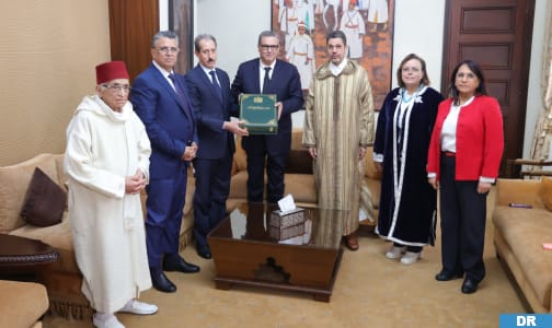 رئيس الحكومة يتسلم مقترحات الهيئة المكلفة بمراجعة مدونة الأسرة قصد رفعها للنظر السامي لجلالة الملك.缩略图 رئيس الحكومة يتسلم مقترحات الهيئة المكلفة بمراجعة مدونة الأسرة قصد رفعها للنظر السامي لجلالة الملك.缩略图