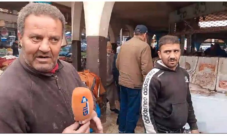 بائع بسوق السمك بباب سيدي عبد الوهاب يفرجها: ” هناك مافيا … والمراقبة الصحية غائبة”.缩略图 بائع بسوق السمك بباب سيدي عبد الوهاب يفرجها: ” هناك مافيا … والمراقبة الصحية غائبة”.缩略图