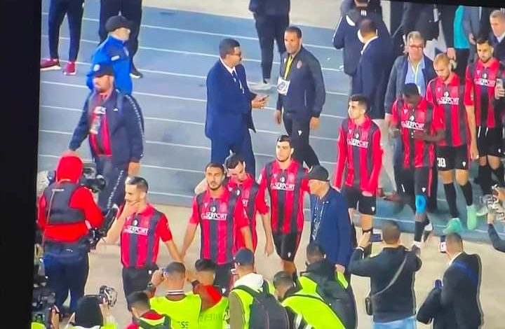 بسبب عدم تسليم أقمصة نادي نهضة بركان: مباراة النصف بملعب 5 جويلييه متوقفة والفاف تزور أقمصة النادي.缩略图 بسبب عدم تسليم أقمصة نادي نهضة بركان: مباراة النصف بملعب 5 جويلييه متوقفة والفاف تزور أقمصة النادي.缩略图